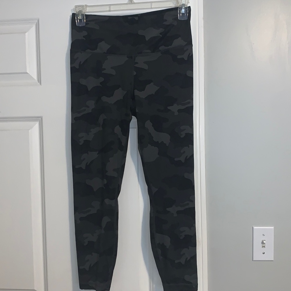 Black camo leggings, size L